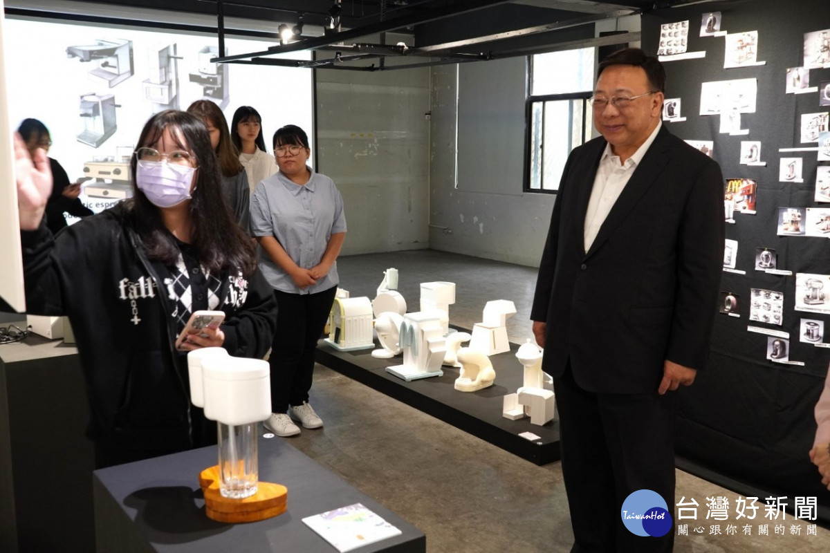 中華大學校長劉維琪特地前來欣賞同學們作品，肯定學生藉由AI技術創造出多元設計。