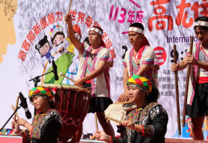 世界母語日活動上，各校各族群孩子站上舞台呈現原住民族優美的文化。