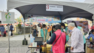 ▲高市府與高市營養師公會在大遠百百貨廣場舉辦「吃營養顧健康」慶祝營養師節園遊會活動，民眾熱烈響應。