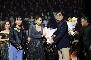 ▲市長陳其邁獻花予台語金曲歌后曾心梅。
