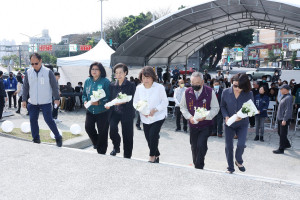 二二八事件77週年前夕，嘉義市各界齊聚全台第一座二二八紀念碑前舉辦追思紀念會／陳致愷翻攝