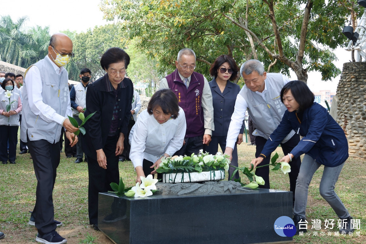 二二八事件77週年前夕，嘉義市各界齊聚全台第一座二二八紀念碑前舉辦追思紀念會／陳致愷翻攝