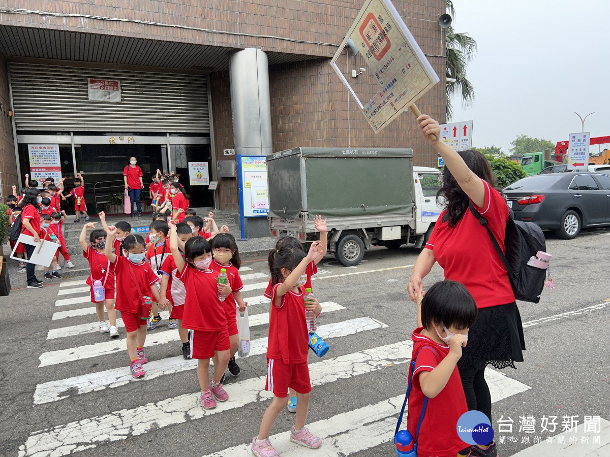 彰化監警聯合擴大稽查並啟動交安巡迴宣導　縣內9大運輸業者強化駕駛員路口停讓教育訓練