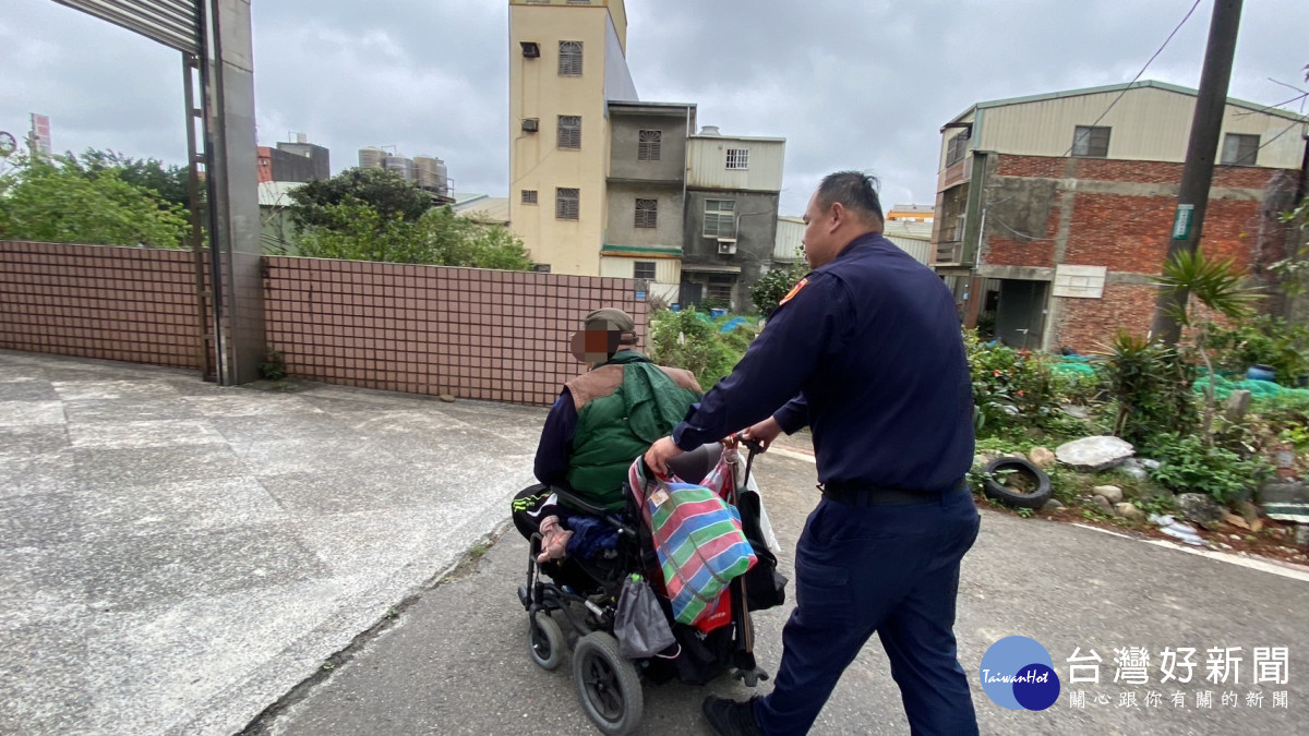 身障男電動輪椅沒電，楊梅警暖心協助。