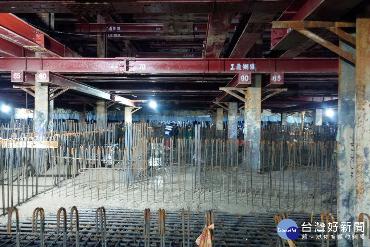 桃園捷運綠線工程G08站結構底版混凝土澆置作業。