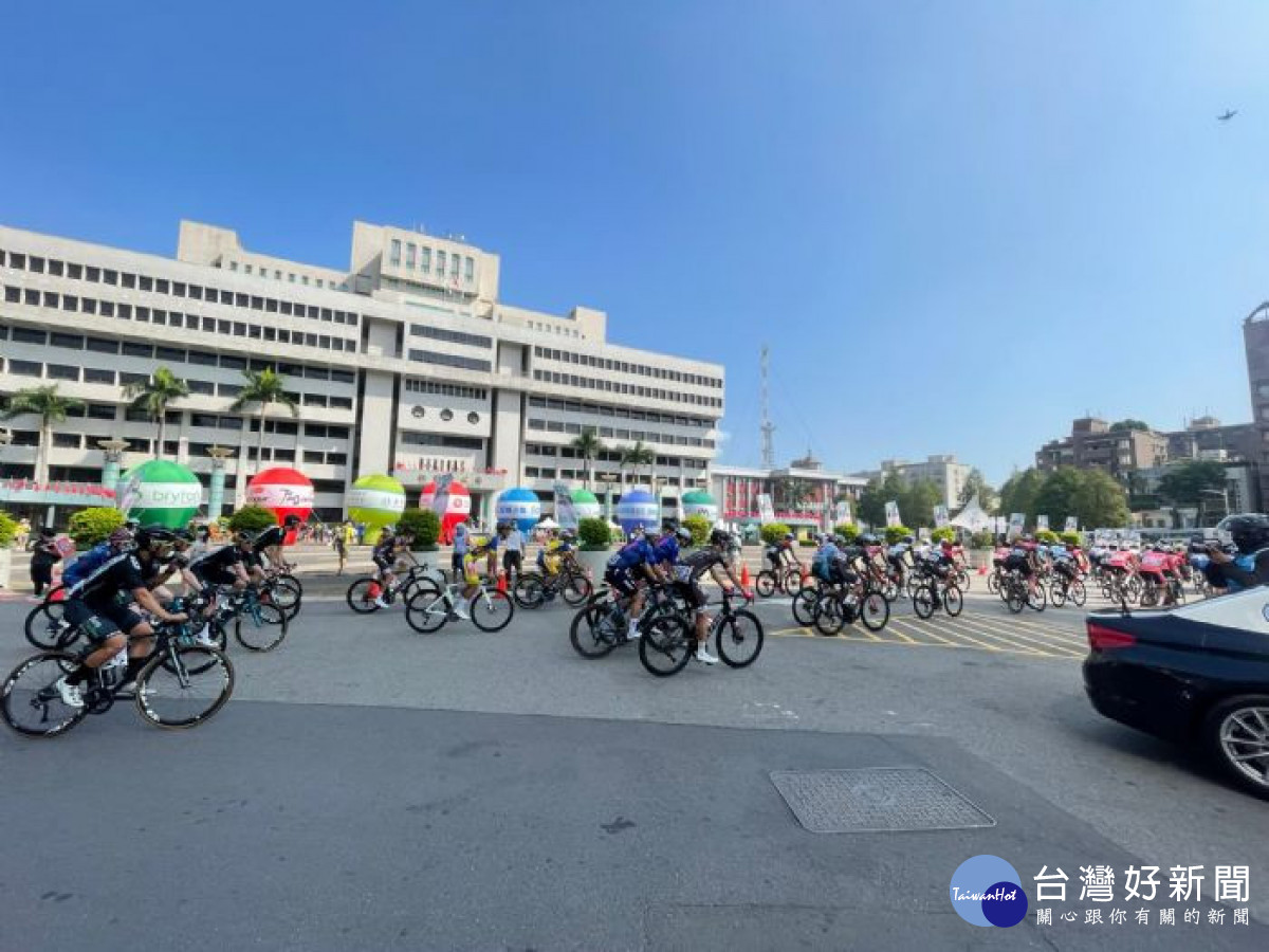 「精準式」交通管制：於選手車隊即將抵達前實施管制，禁止車輛及行人通行或穿越。<br />

