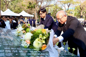 ▲陳其邁出席「二二八事件77周年追思紀念儀式」，代表市民與市府逐一慰問所有受難家屬，共同弔念因228事件所犧牲的台灣人民，現場氣氛莊重嚴肅。