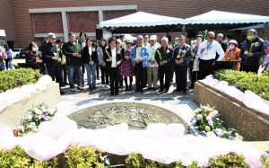 彰化縣二二八和平紀念日活動在紀念碑前緬懷追思。圖／記者鄧富珍攝