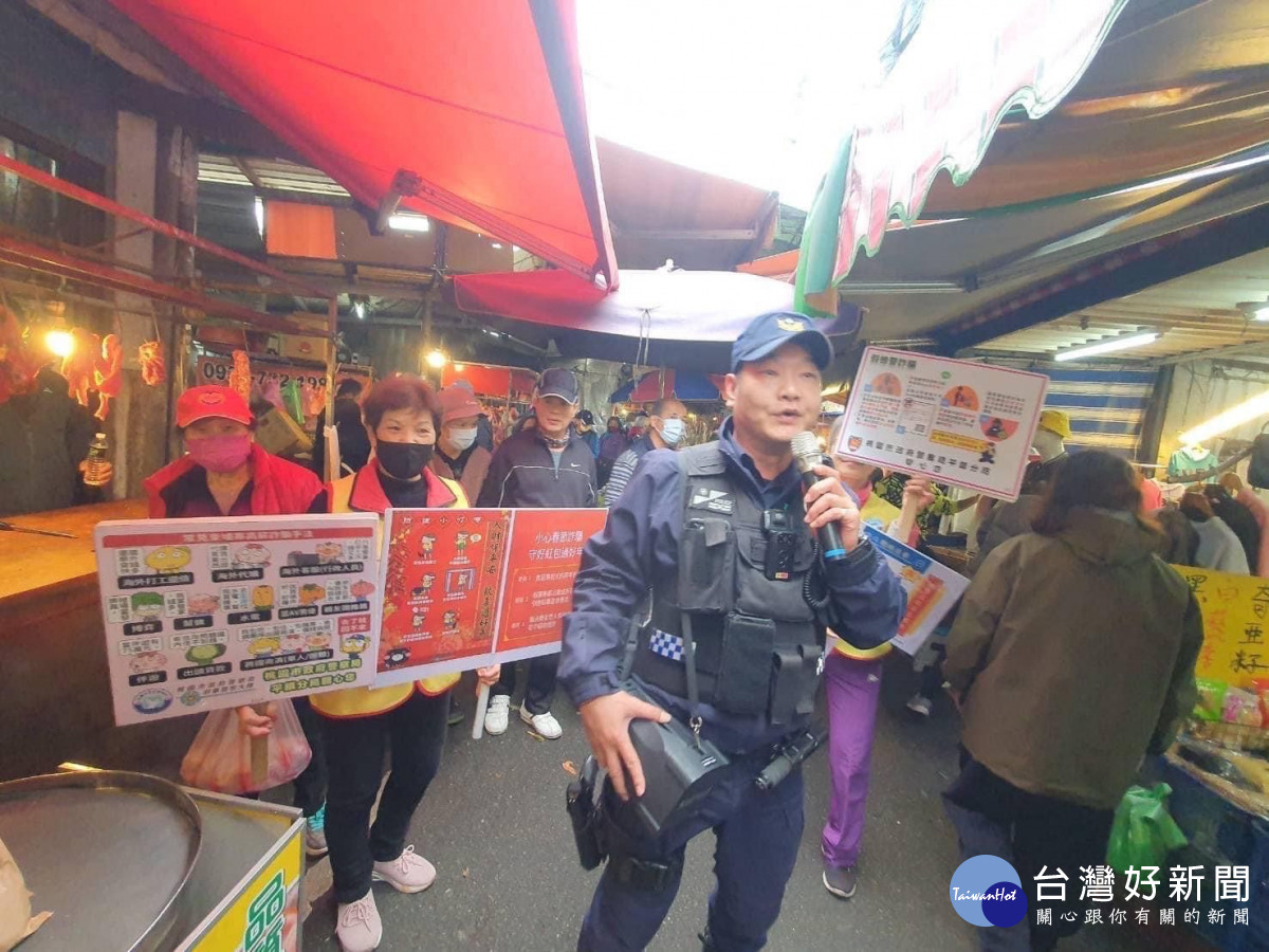 平鎮警深入傳統市場強化反詐、識詐宣導。