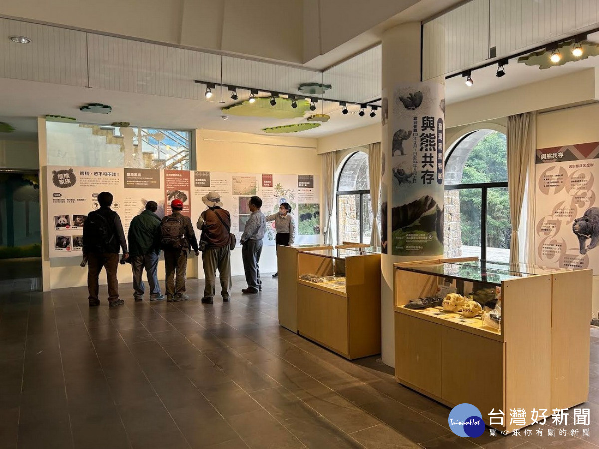 「與熊共存-臺灣黑熊特展」與台灣黑熊協會合作展出之多元教具，近距離呈現給民眾。（圖/玉管處提供）