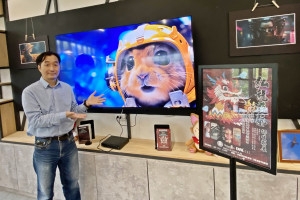 「弘龍遊藝」師生聯展策展人、多遊系助理教授王瑋名說明展出作品近百件，跨界融合藝術與科技。