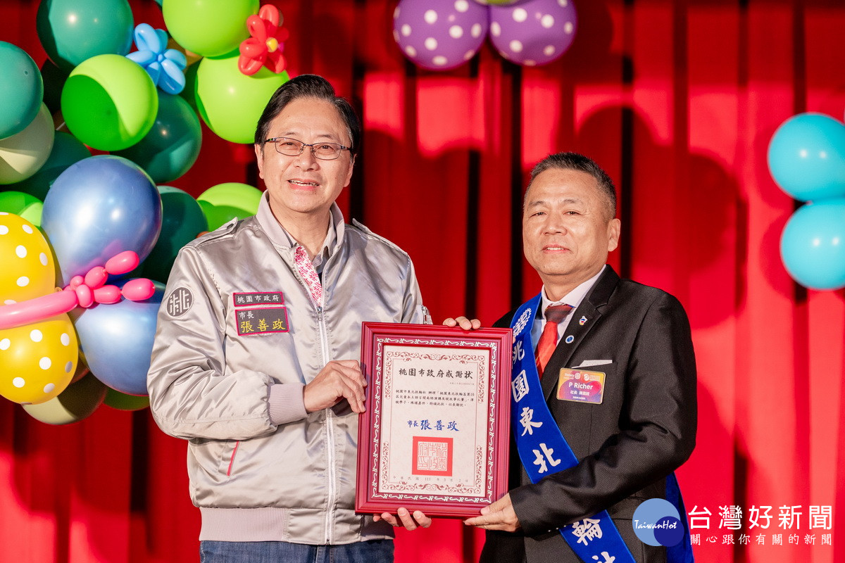 桃園市長張善政於「桃園東北扶輪盃第16屆兒童本土語言閩南語演講及說故事比賽」中致贈感謝狀。