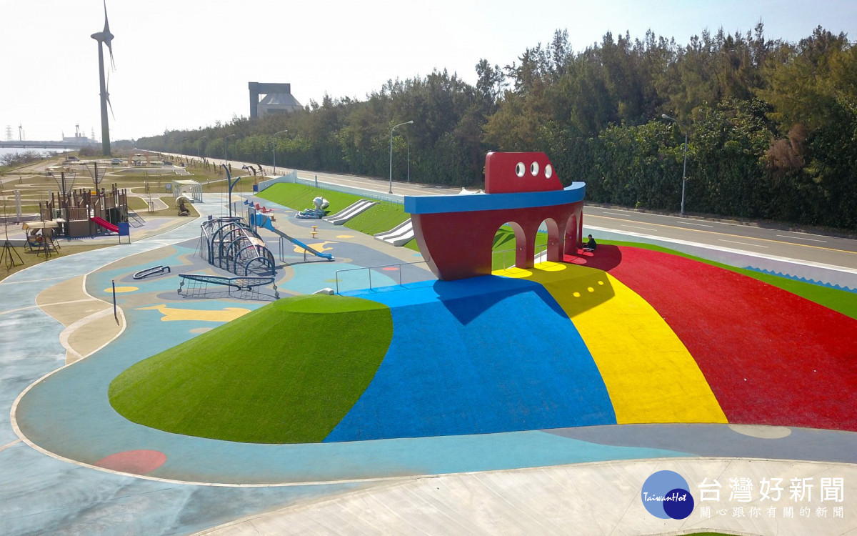 彰化縣第一座水岸遊憩公園，嬉濱海豚公園竣工啟用。