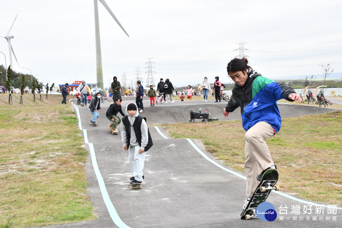 彰化縣第一座水岸遊憩公園，嬉濱海豚公園竣工啟用。圖／記者鄧富珍攝