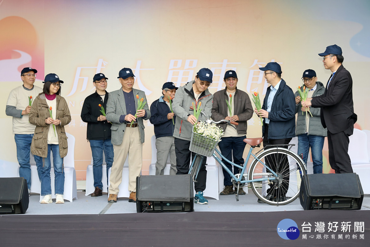 成大莊偉哲副校長將鬱金香插入花籃，象徵種下希望與祝福