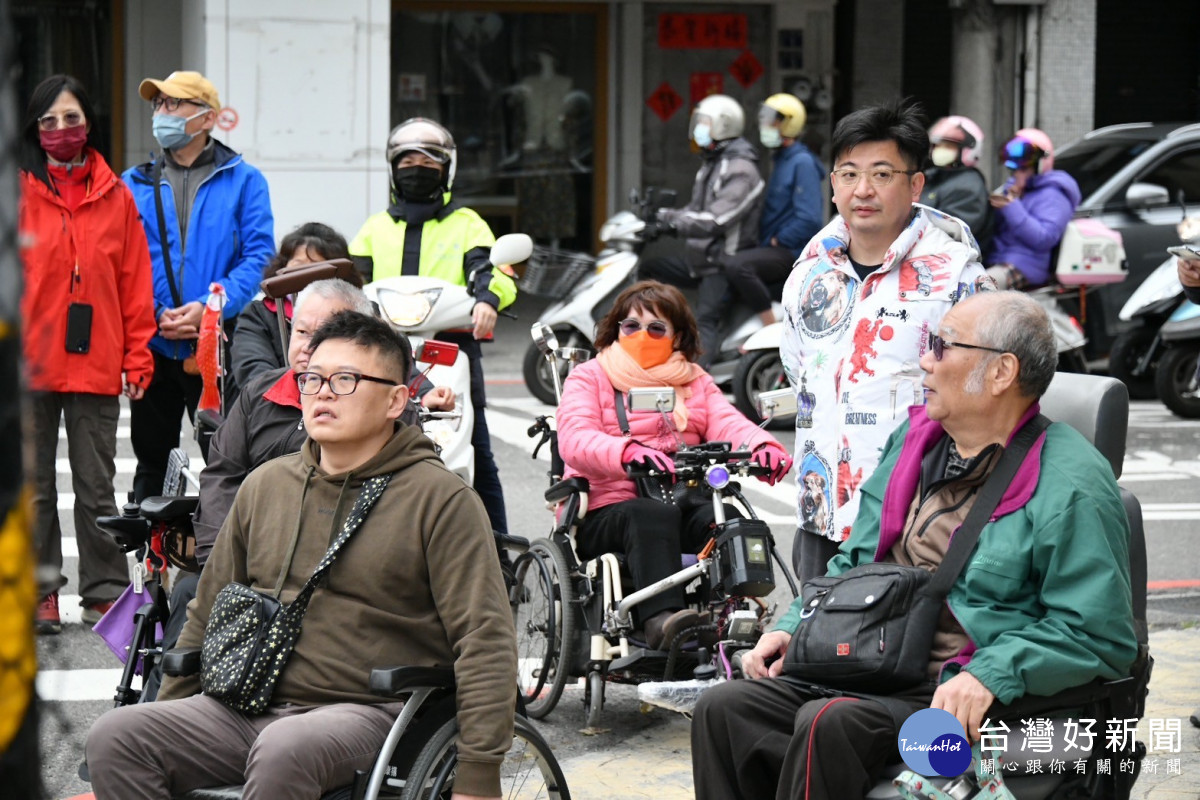 彰化縣議長謝典林親自至火車站接待貴賓，並與會員們從火車站步行至彰化縣議會。圖／記者鄧富珍翻攝