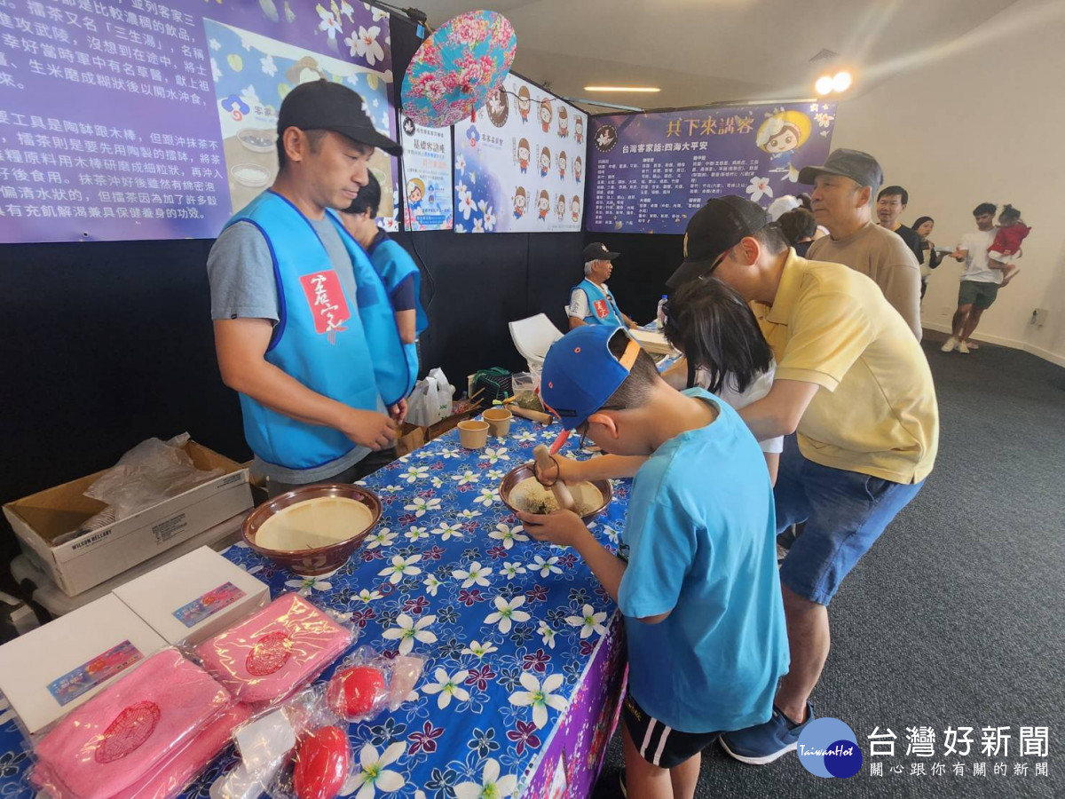 現場民眾體驗客家擂茶文化