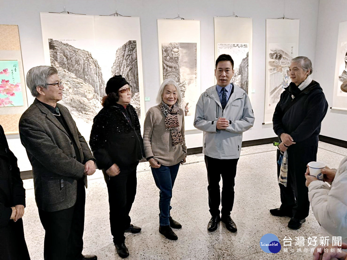 政治作戰學院院長謝勇維也應邀出席畫展開幕茶會，向藝家們致意