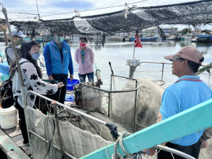 ▲海洋局聯合漁業署及林園區漁會於林園中芸漁港進行刺網實名制巡查及宣導。