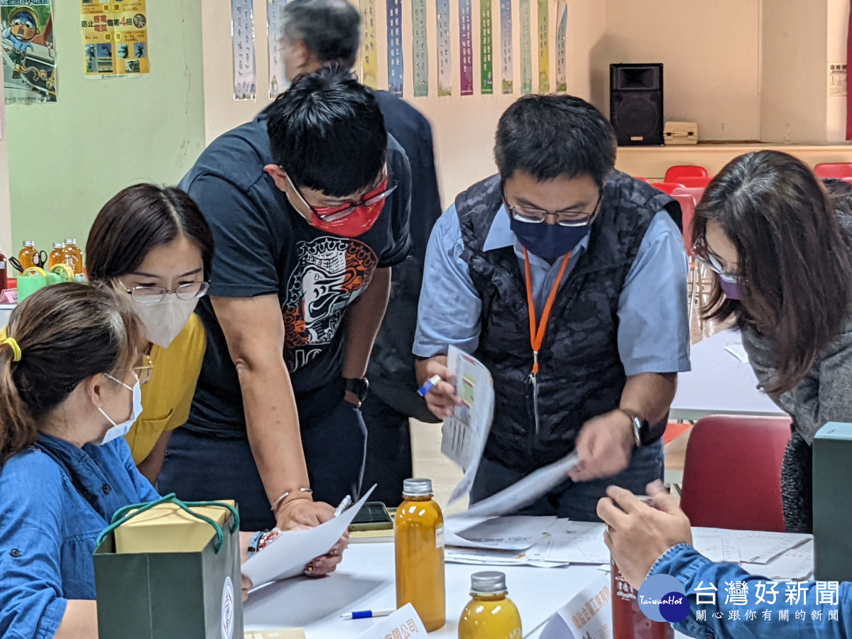 台灣電力公司台中區營業處派員指導用戶聰明用電。