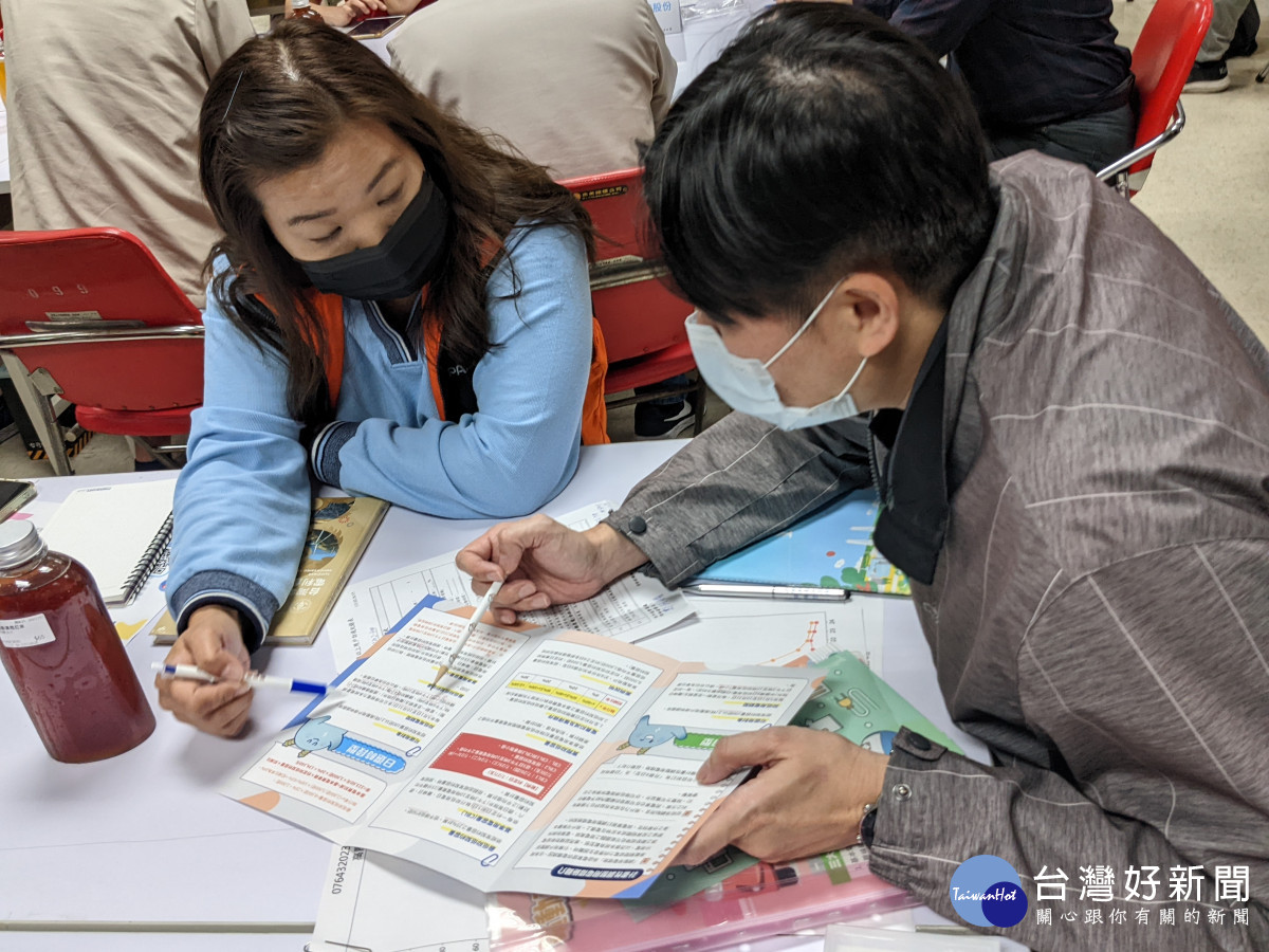 台灣電力公司台中區營業處派員指導用戶聰明用電。