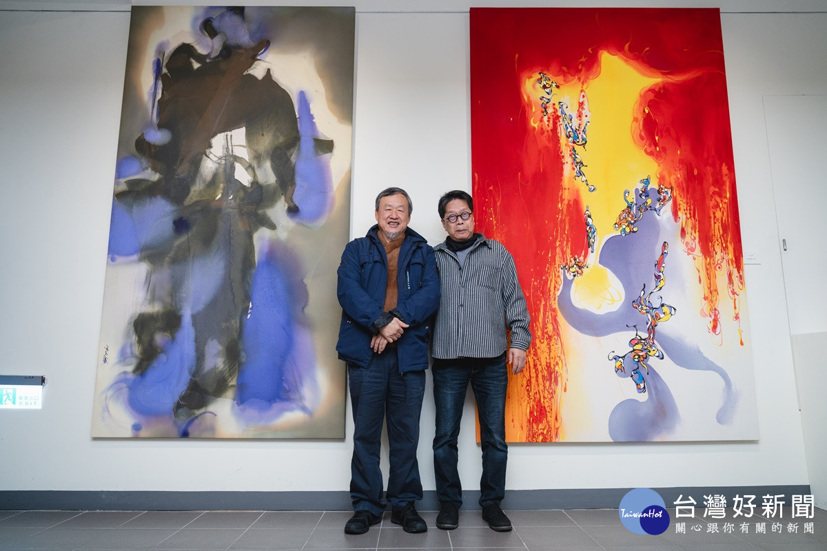 藝術家李元慶(右)與中國美術協會李沃源理事長於作品《繪我精靈之母》前合影。