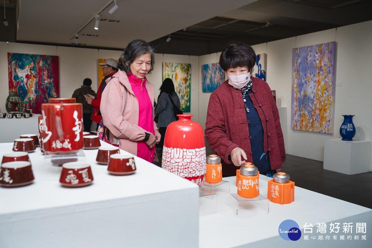 中原大學藝術中心「刀光筆影繪初心」展覽，體會藝術的雙重視覺饗宴。