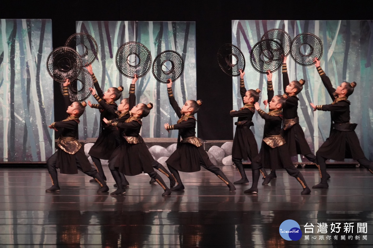 鹿東國小古典舞蹈團的學生展現平時日常點滴積累的努力成果，榮獲全國第一的殊榮。