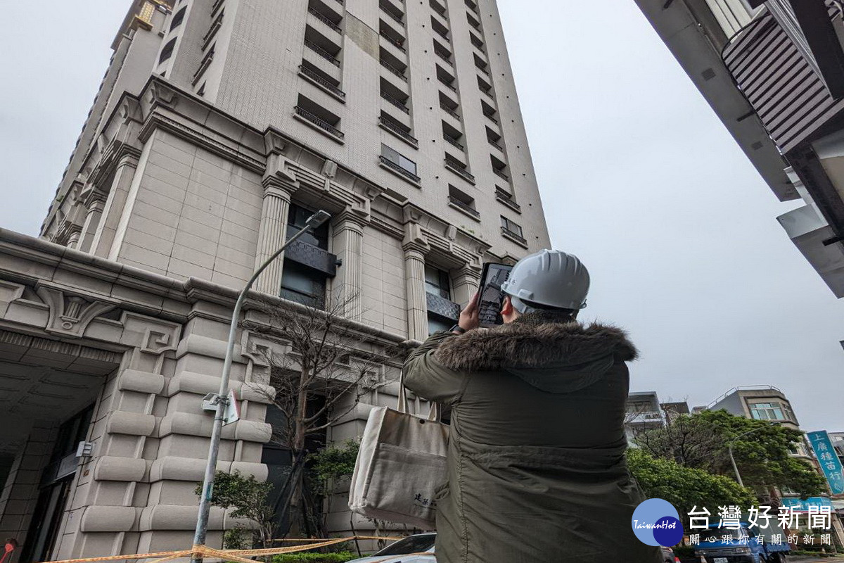 桃園區某大樓磁磚脫落砸毀車輛，桃市建管處人員赴現場了解狀況。