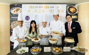 (由左至右)台南遠東香格里拉行政主廚范振蒿，總經理周麗華，台南醉月樓許忠賢主廚，台北遠東香格里拉香宮中餐行政主廚廖晉輝廖與台南副總經理周鼎翔