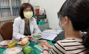 南投醫院營養師黃淑敏建議多吃天然蔬果。（南投醫院提供）