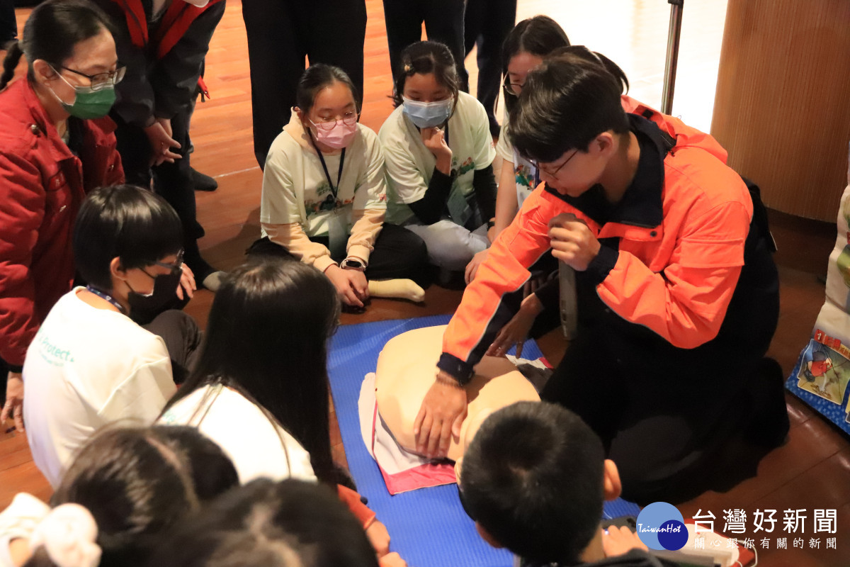 節能減碳、地球永續的努力，現場由學校展示實踐節能減碳防災校園生活、校園垃圾分類及友善耕種食農教育。圖／慈濟基金會提供