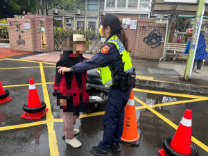 老嫗外出散步迷途　苗警即時發現助返家