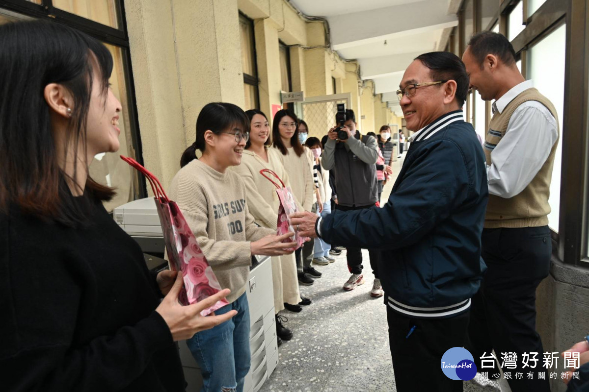 桃園市警察局長吳坤旭向在警政工作上無私奉獻與全力付出的女性員工們說聲：「婦女節快樂」。