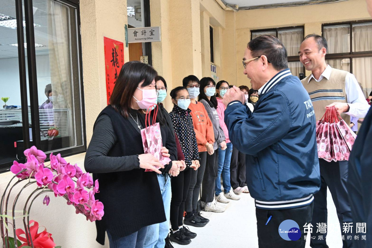 桃園市警察局長吳坤旭向在警政工作上無私奉獻與全力付出的女性員工們說聲：「婦女節快樂」。