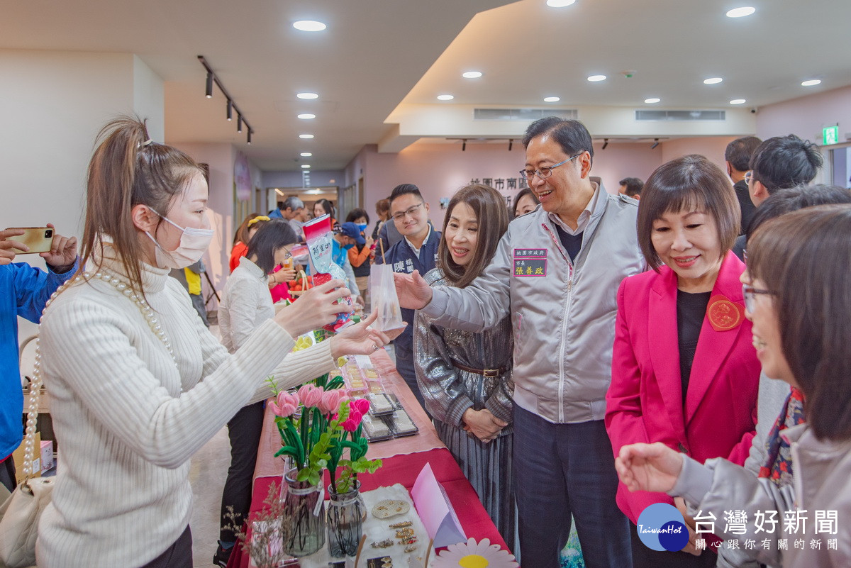 桃園市長張善政出席「113年度慶祝桃園婦女節」活動與現場人員互動。