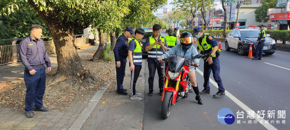 南投分局與環保局聯合執行噪音車輛取締。（南投分局提供）