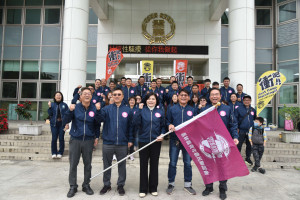 113年全國青農座談暨運動會3月9、10日兩天在台南市麻豆區舉行，雲林縣青農聯誼會招募全縣青農健將組成代表隊，今早啟程前由縣長張麗善授旗／陳致愷翻攝