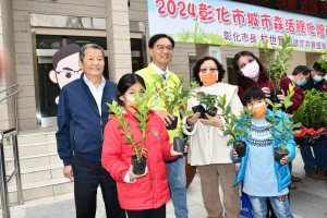 贈苗2000株，林世賢市長再加碼愛地球愛動物。