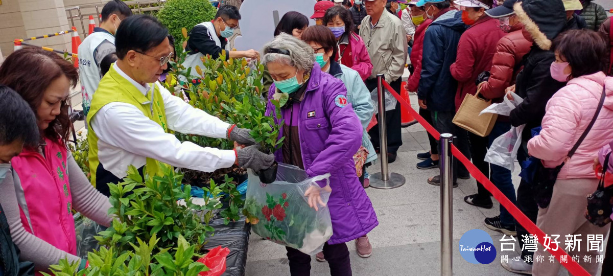 林世賢市長親切地逐一發苗木植栽給民眾。