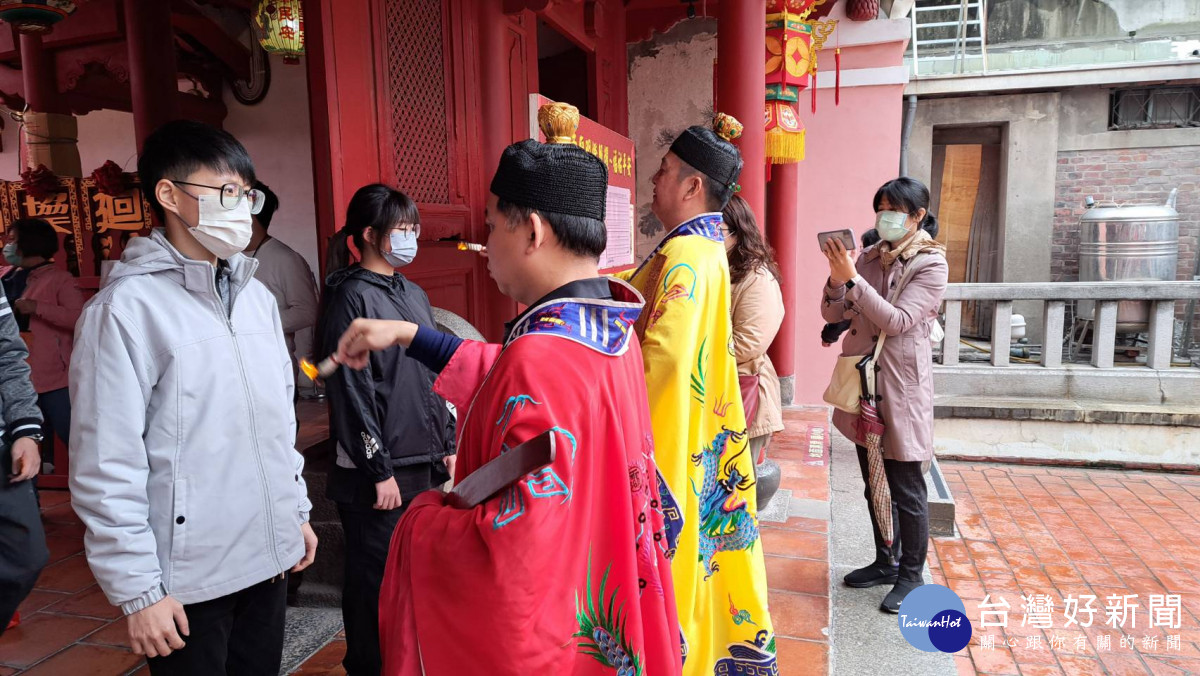 文昌帝君聖誕祝壽，為考生點燈祈福開運。