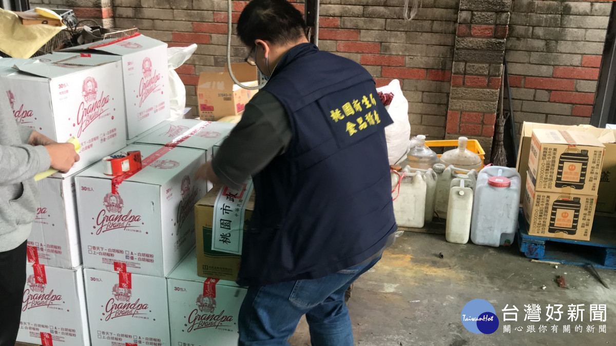 青辣椒粉、紅辣椒粉相關製品流入桃園市，衛生局立即通知業者下架及追查流向並封存違規產品。<br />
