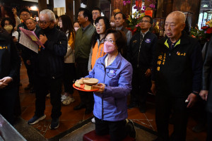 2024鹿港慶端陽系列活動－龍王祭，由彰化縣長王惠美向觀世音菩薩及龍王尊神擲筊請示，擇定5/12為龍舟下水日。圖／記者鄧富珍攝