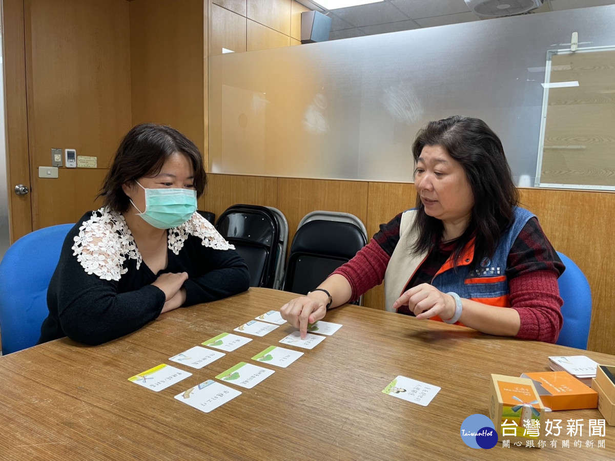「職涯列車x婦女再就業」提供就地諮詢服務，運用牌卡等工具，協助婦女釐清職涯方向復出職場、穩定就業。<br />
