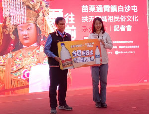 臺鹽通霄精鹽廠劉鴻泉廠長(左)，代表臺鹽公司贊助台塩海洋生成水作為白沙屯媽進香用水。