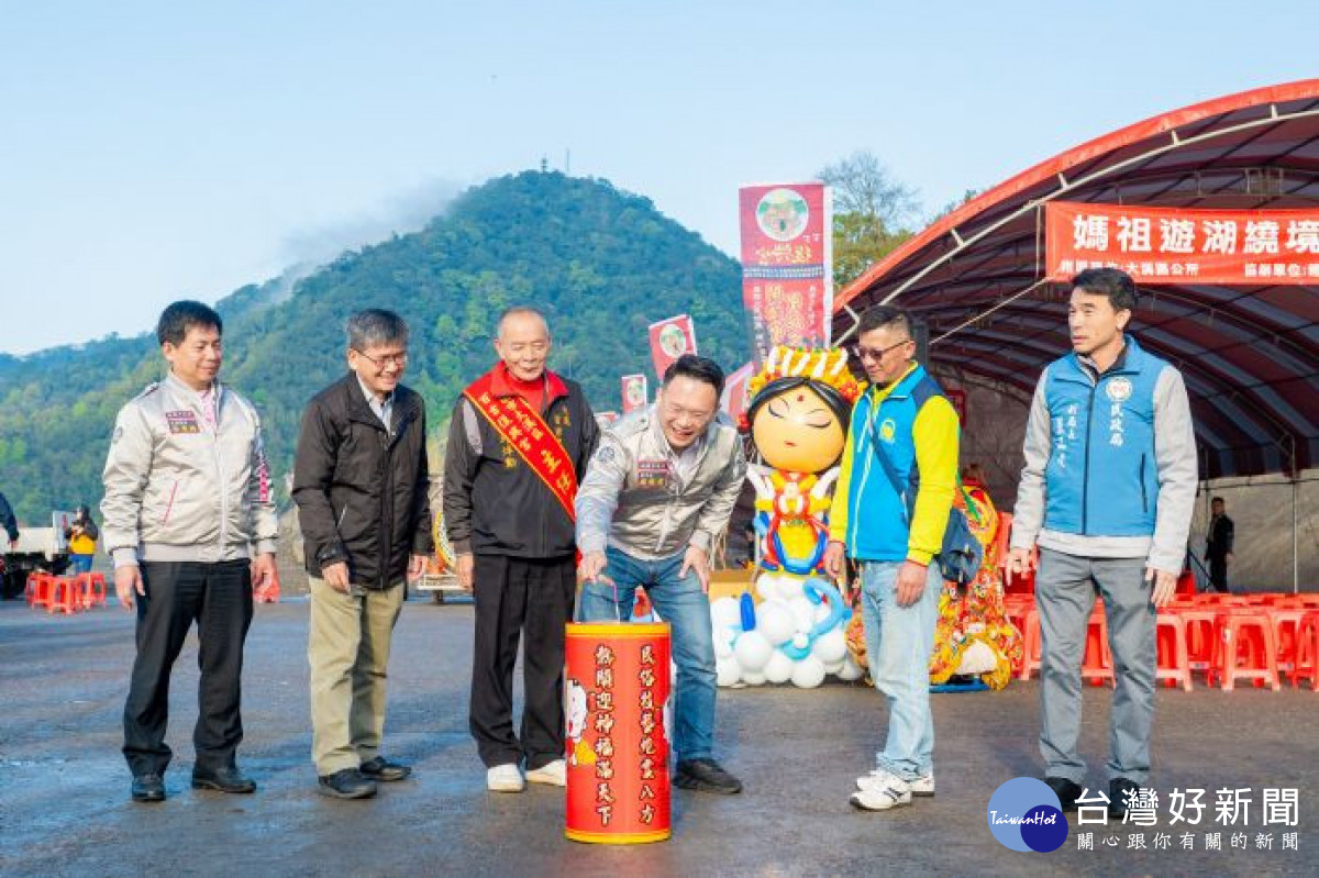 副市長點放象徵遶境開始的鞭炮。<br />
