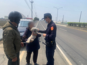 郭姓婦人日前愛犬走失，警方調閱監視器協助尋回／警方提供