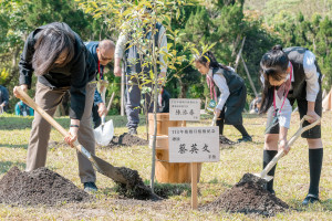 一名男嬰遭虐死，蔡英文第一時間發種樹文，被網友罵翻。（圖／蔡英文臉書）