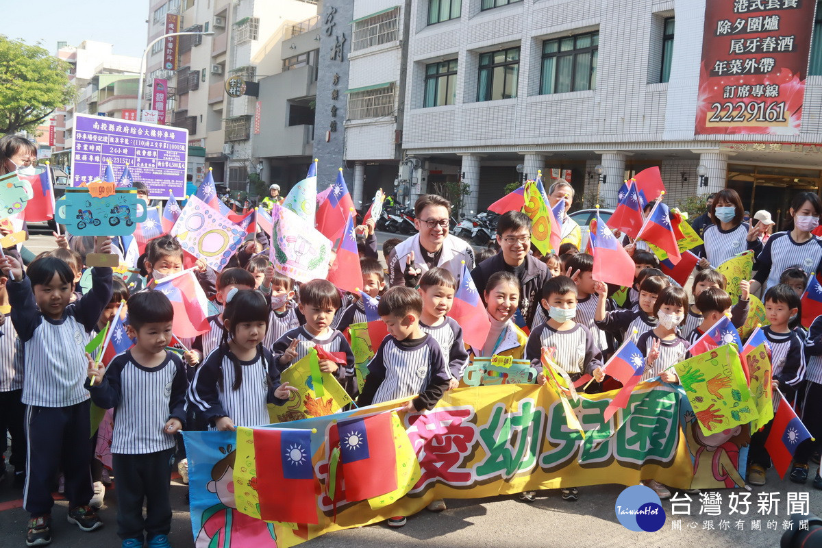 許縣長與二位議員和小朋友為選手們加油。（記者扶小萍攝）