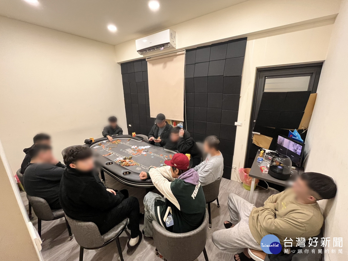民宅暗藏「德州撲克」職業賭場被警搜獲。<br />
